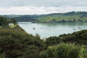 Bay View Beach House - Raglan Holiday Home